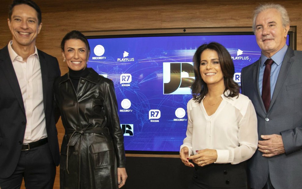 Os apresentadores do novo Jornal da Record: Sergio Aguiar, Janine Borba, Adriana Araújo e Celso Freitas