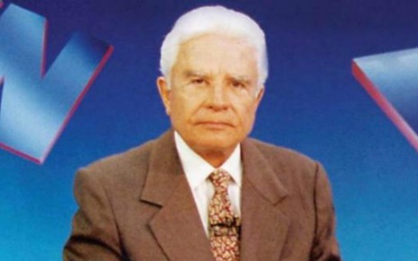 O jornalista Cid Moreira no estúdio do Jornal Nacional em 1990
