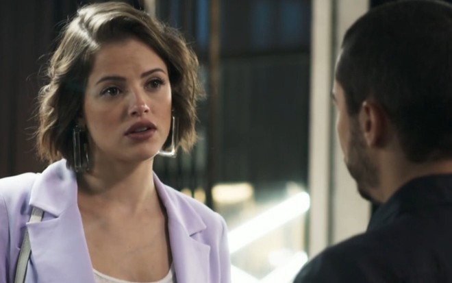 A atriz Agatha Moreira encara Lee Taylor, que está de costas, em cena como Josiane e Camilo de A Dona do Pedaço