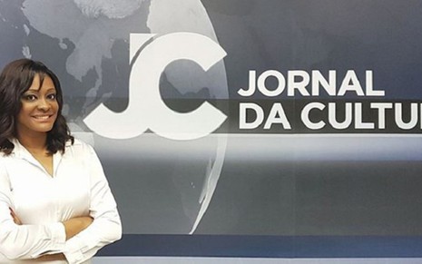Joyce Ribeiro no cenário do Jornal da Cultura: sua estreia está marcada para 2 de abril - DIVULGAÇÃO/TV CULTURA