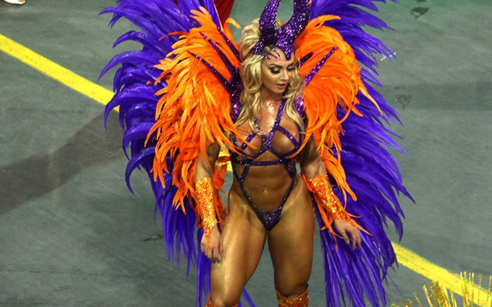 Juju Salimeni como rainha de bateria da X-9 Paulistana no Carnaval de 2018: músculos em destaque - MARCELO MESSINA/LIGA SP