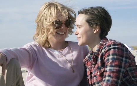 A atriz Julianne Moore ao lado de Ellen Page em cena do filme Freeheld - None