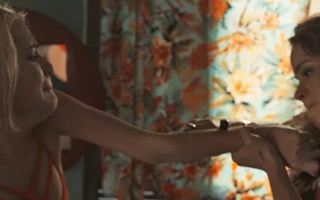 Kellen (Leandra Leal) corta Mayara (Julia Dalavia) com navalha em cena de Justiça - Renato Rocha Miranda/TV Globo