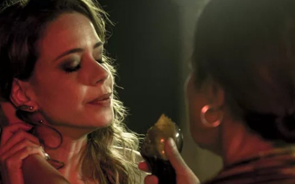 Fátima (Adriana Esteves) ameaça Kellen (Leandra Leal) com garrafa quebrada em Justiça - Ellen Soares/TV Globo