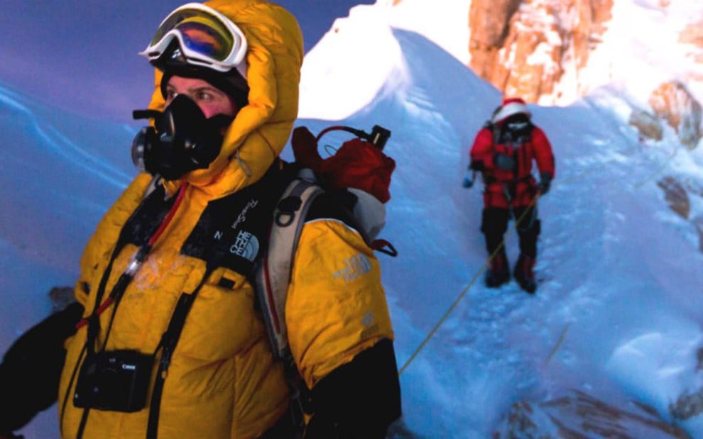 Karina Oliani durante subida ao pico do monte Everest para documentário do canal Off - Divulgação