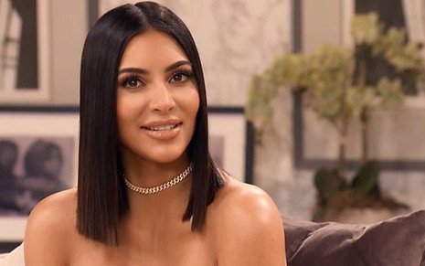 Kim Kardashian durante especial de 10 anos de Keeping Up with the Kardashians, no canal E! - Imagens: Reprodução/E!
