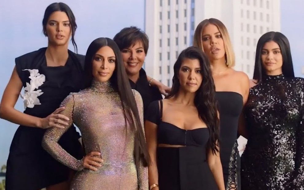 Kardashians reunidas no 10º ano do reality: Kendall (à esq.), Kim, Kris, Kourtney, Khloe e Kylie - Reprodução/E!