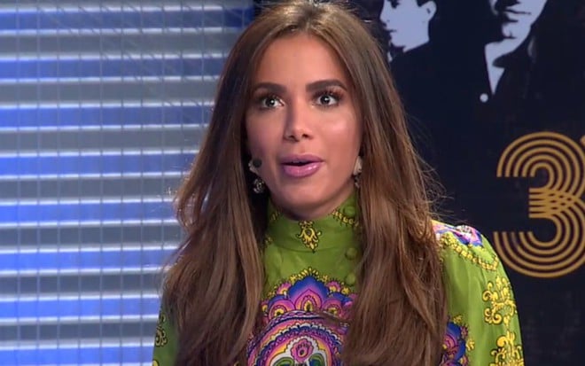 A cantora Anitta durante entrevista ao programa Tercera Voz, exibido na TV chilena - Reprodução/La Tercera