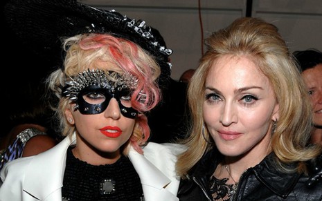 Lady Gaga e Madonna em evento de moda em 2010, antes de as duas se estranharem publicamente - REPRODUÇÃO/FACEBOOK