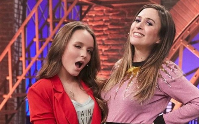 Larissa Manoela e Tatá Werneck no cenário do Lady Night, talk show apresentado pela humorista - REPRODUÇÃO/INSTAGRAM
