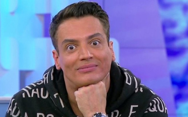Leo Dias no sofá do Fofocalizando, do SBT