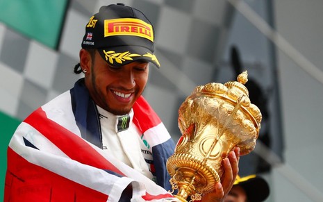 Lewis Hamilton, piloto da Mercedes, com troféu após vencer uma corrida na Fórmula 1