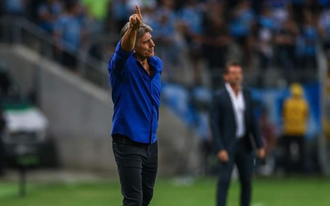 O técnico Renato Gaúcho dá instruções aos jogadores do Grêmio durante jogo da Copa Libertadores - LUCAS UEBEL/GRÊMIO FBPA