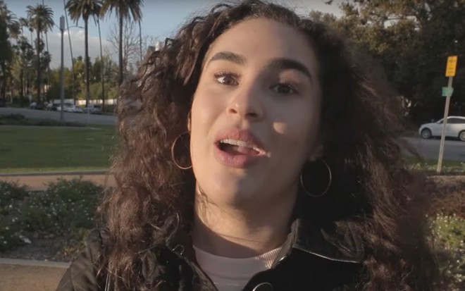 Lívian Aragão em vídeo de 28 de agosto de seu canal do YouTube, em parque de Los Angeles, nos EUA, onde mora atualmente