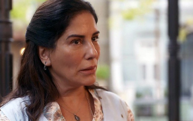 A atriz Gloria Pires caracterizada como a personagem Lola de Éramos Seis, com uma expressão preocupada