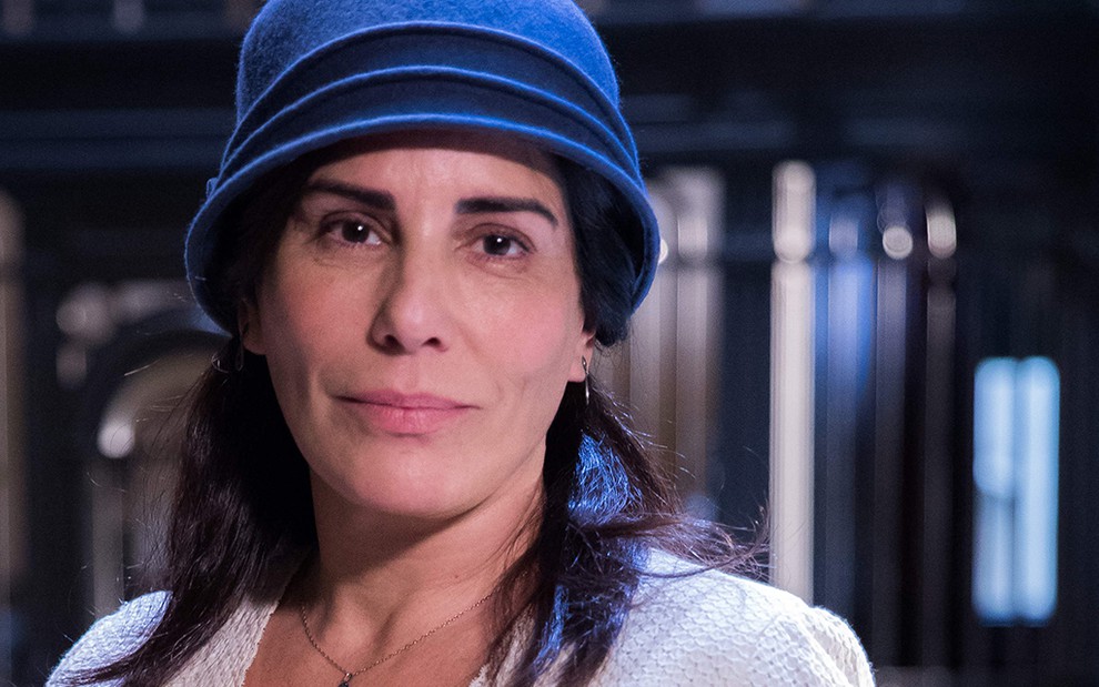 Gloria Pires com um chapéu azul caracterizada como Dona Lola sua personagem em Éramos Seis