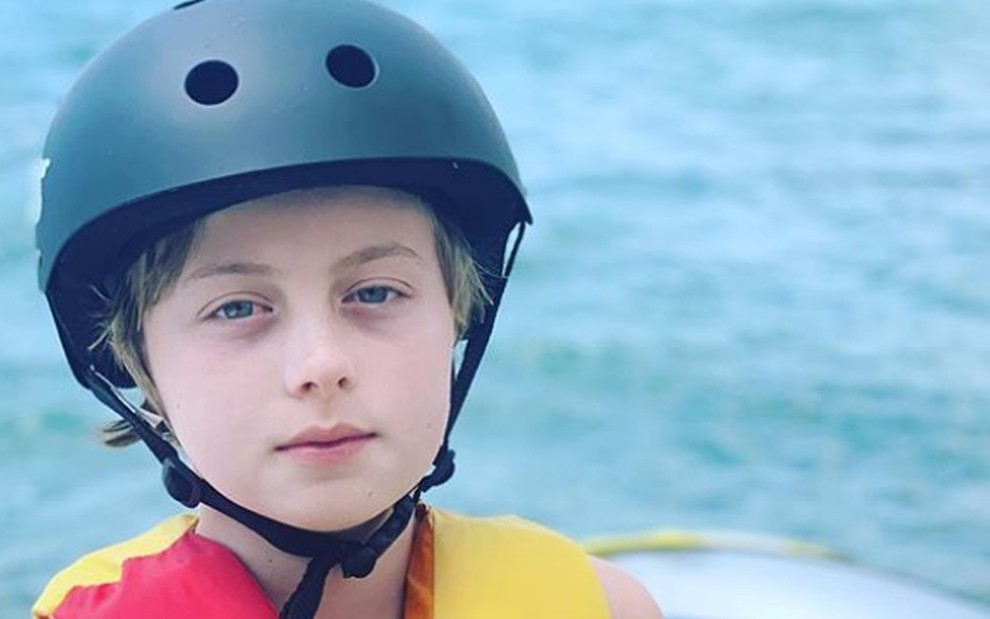 Benício agora usa capacete para praticar wakeboard; acidente grave completa um mês - Reprodução/Instagram