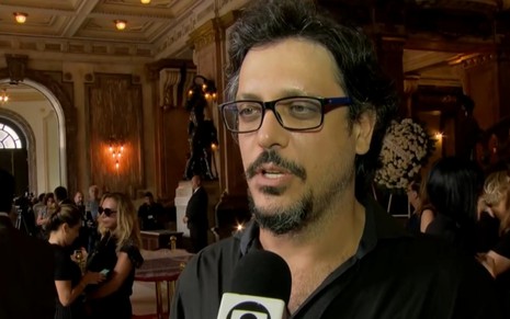 Lúcio Mauro Filho em entrevista à Globo no velório do pai, o humorista Lúcio Mauro, no Theatro Municipal do Rio de Janeiro - REPRODUÇÃO/TV GLOBO
