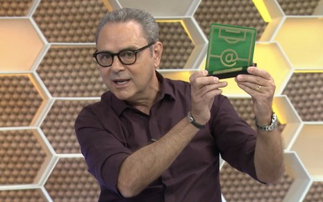 Luis Roberto apresentou o troféu Craque do Jogo no início de maio no Globo Esporte; prêmio virou alvo de polêmica - REPRODUÇÃO/TV GLOBO