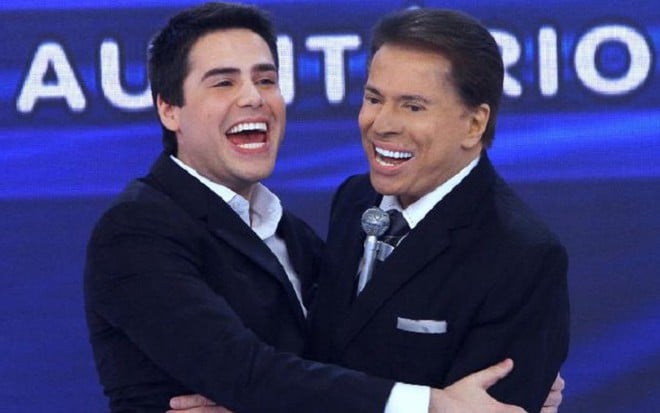 Luiz Bacci agarra Silvio Santos em gravação de 2014: Record vetou reencontro dos apresentadores - LOURIVAL RIBEIRO/SBT