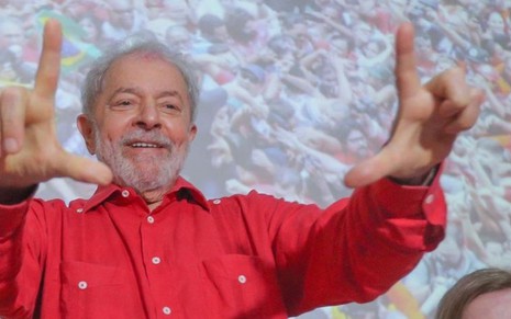 Imagem do ex-presidente Lula, com uma camisa vermelha, fazendo sinal de "Lula Livre"