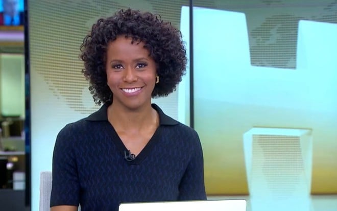 A jornalista Maria Júlia Coutinho, a Maju, no cenário do Jornal Hoje, da TV Globo, em São Paulo