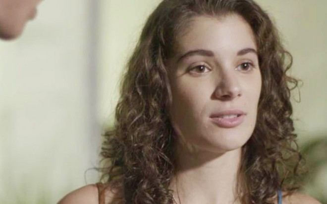 A atriz Giulia Bertolli em cena como a personagem Meg de Malhação