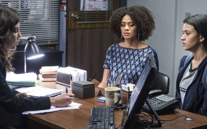 Dóris (Ana Flávia Cavalcanti) levará K1 (Talita Younan) à delegacia em cena de Malhação - Cesar Alves/TV Globo