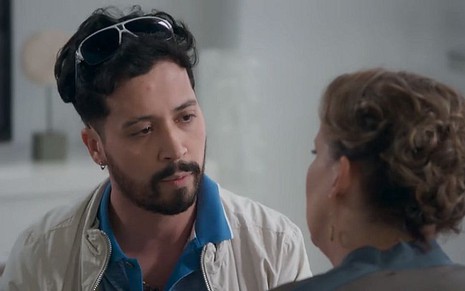 Getúlio (Arlindo Lopes) vai seduzir Isadora (Ana Beatriz Nogueira) em cena de Malhação - Reprodução/TV Globo