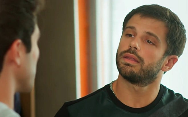 Duda Nagle (Vanderson) em cena de Malhação; lutador batizará a água do rival no combate - Reprodução/TV Globo