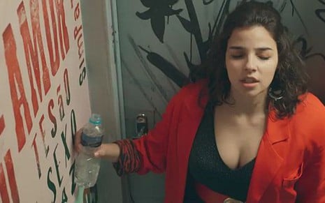 Keyla (Gabriela Medvedovski) será encontrada desacordada no banheiro de uma festa - Reprodução/TV Globo