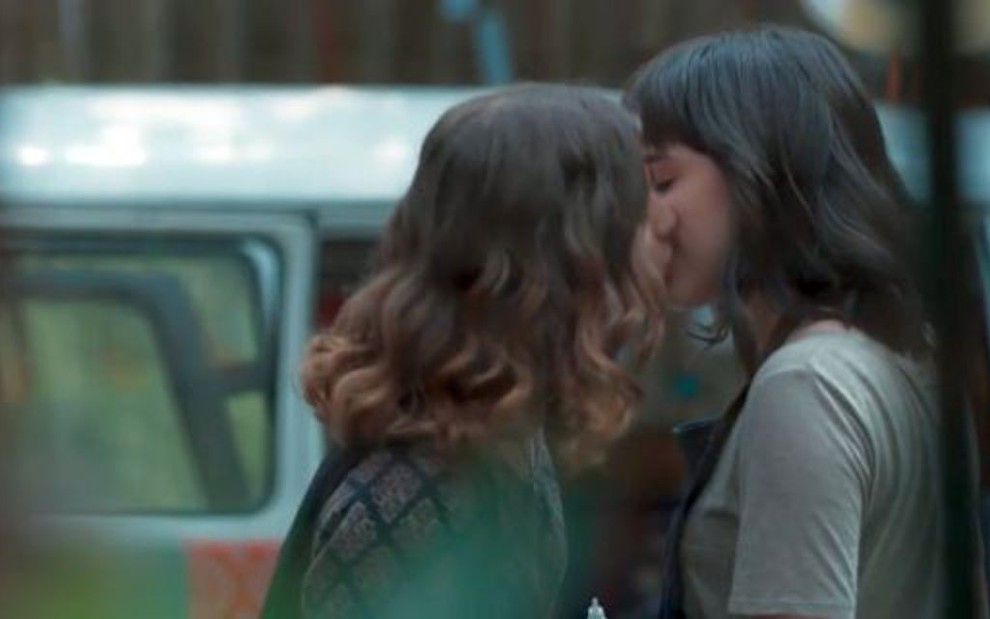 Samantha (Giovanna Grigio) e Lica (Manoela Aliperti) deram primeiro beijo no dia 2 de janeiro - Reprodução/TV Globo