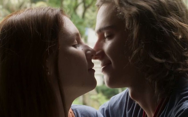 Flora (Jeniffer Oliveira) e Tito (Tom Karabachian) vão assumir o namoro em Malhação - Reprodução/TV Globo