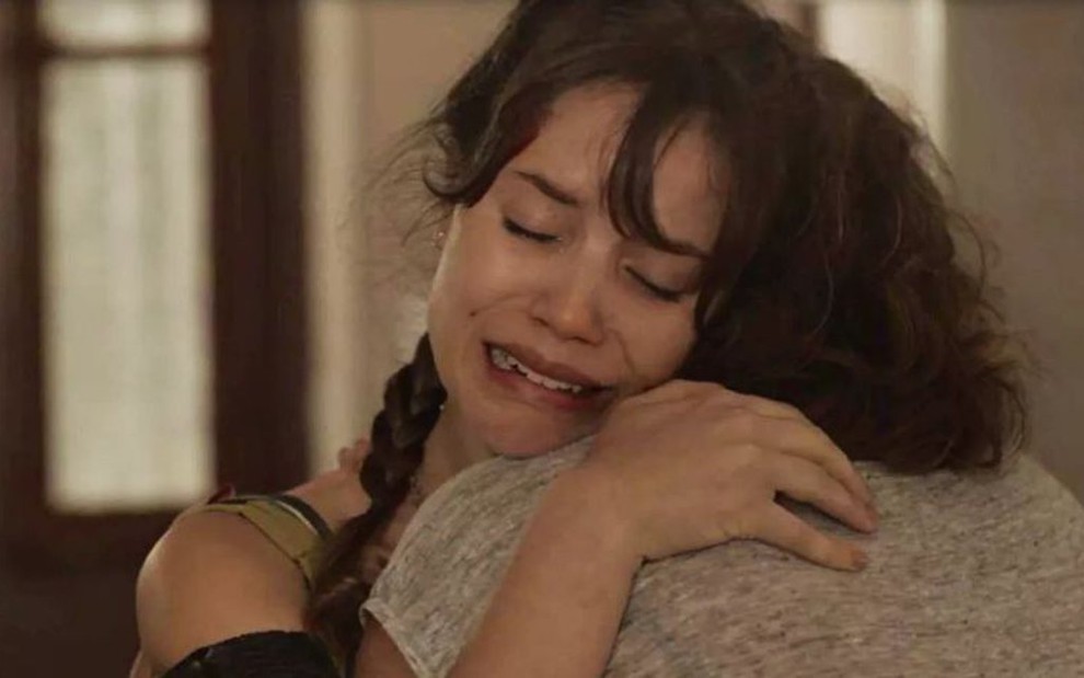 Verena (Joana Borges) abraça a mãe após ser agredida em cena de Malhação: Vidas Brasileiras - Reprodução/TV Globo