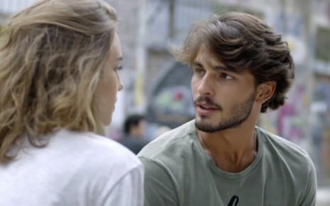 Marcela Fetter (Flávia) e Brenno Leonne (Roger) em cena de Malhação, novela teen da Globo - Reprodução/TV Globo