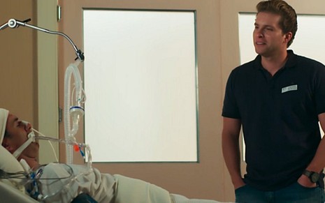 Caio (Thiago Fragoso) ameaça Ricardo (Marcos Pasquim) no hospital em cena de Malhação - Reprodução/TV Globo