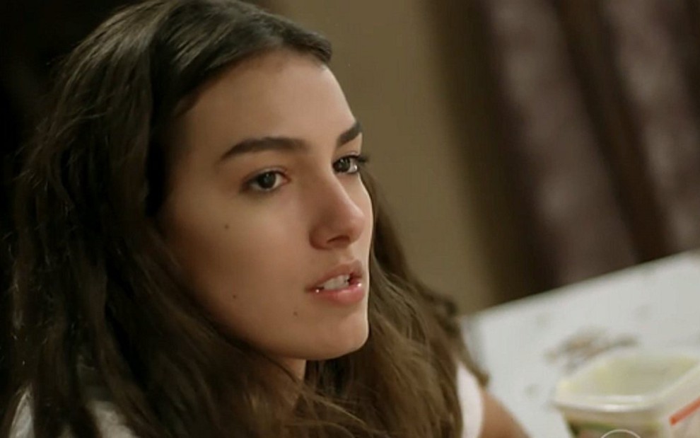 Luciana (Marina Moschen) vai beijar amigo para tentar afastar ex-namorado em Malhação - Reprodução/TV Globo