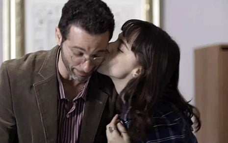 Lica (Manoela Aliperti) beija Bóris (Mouhamed Harfouch) em cena de Malhação, da Globo - Reprodução/TV Globo