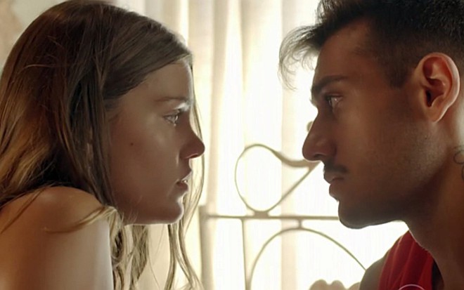 Pâmela Tomé (Alina) e Lucas Lucco (Uodson) em cena de Malhação - Reprodução/TV Globo