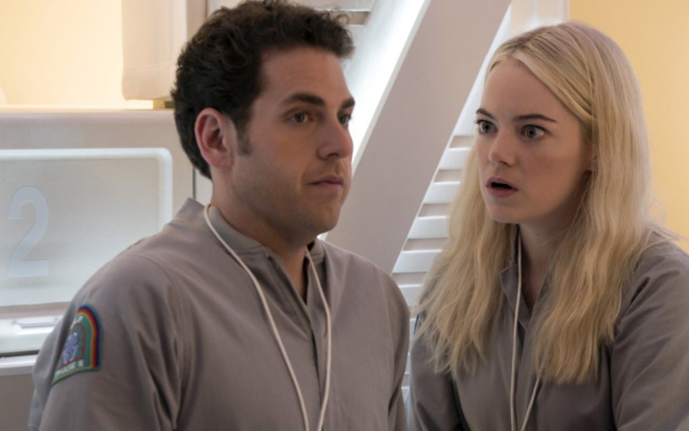 Jonah Hill e Emma Stone são os protagonistas de Maniac, que chega à Netflix nesta sexta (21) - Divulgação/Netflix