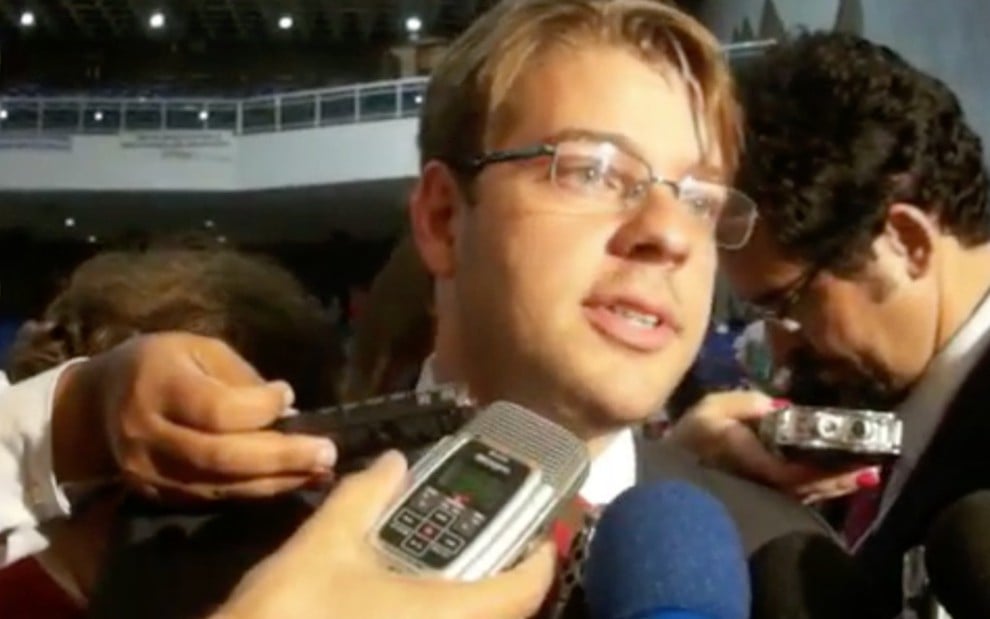 Marcelo Bechara dá entrevista durante a Confecom, em 2009; ele está cercado por repórteres