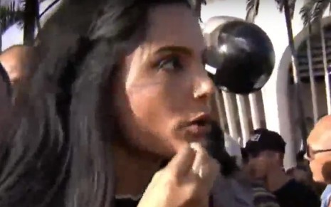 A repórter Márcia Dantas durante transmissão ao vivo ao Fofoalizando, no momento em que foi assaltada - Reprodução/SBT