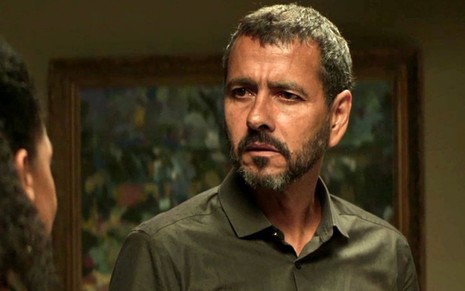 Marcos Palmeira em cena de A Dona do Pedaço, em que interpreta o advogado Amadeu - Reprodução/TV Globo