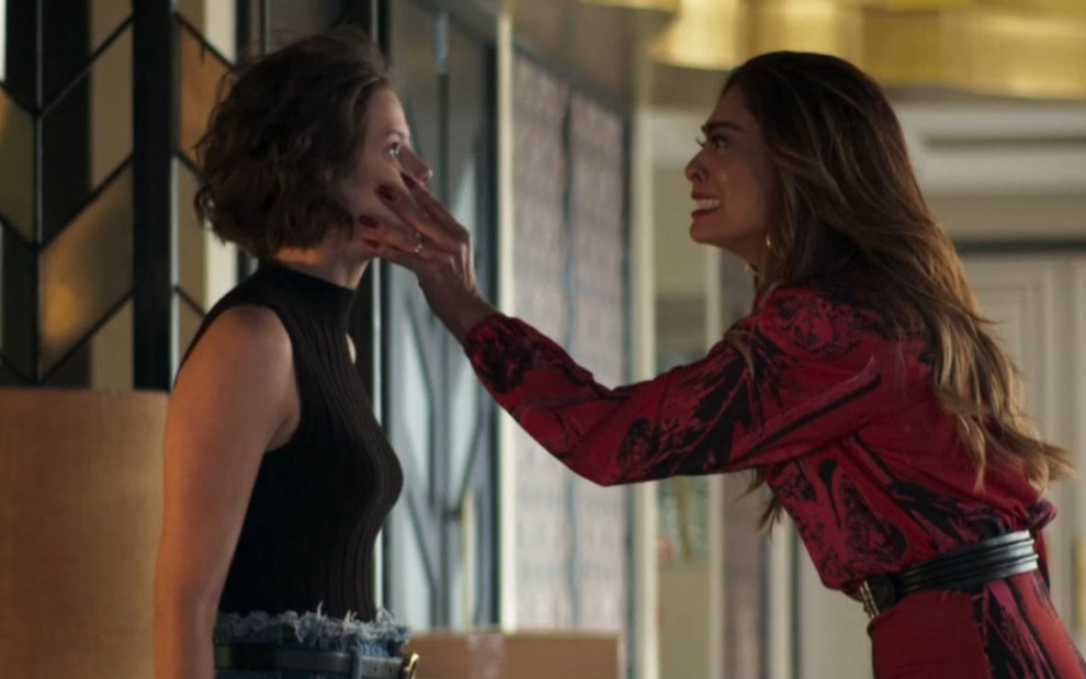 Josiane (Agatha Moreira) apanha de Maria da Paz (Juliana Paes) em barraco de A Dona do Pedaço - Reprodução/TV Globo