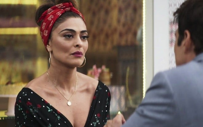 A atriz Juliana Paes caracterizada como a Maria da Paz de A Dona do Pedaço, com expressão séria