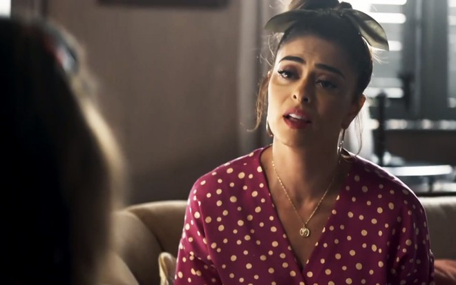 A atriz Juliana Paes caracterizada como a personagem Maria da Paz faz cara de surpresa