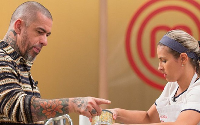 O chef Henrique Fogaça e a participante Luriana Toledo no MasterChef desta terça-feira (28) - Reprodução/Band