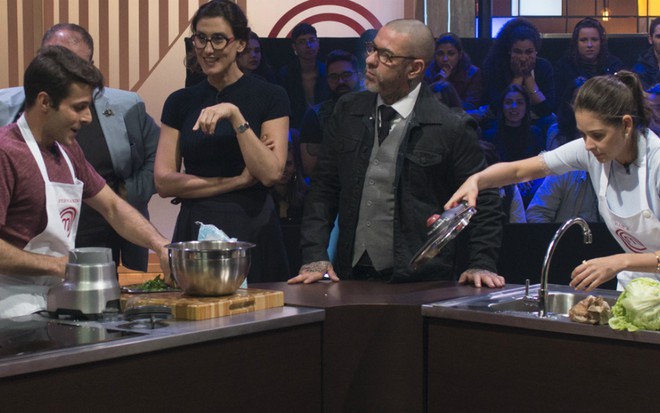 Jurados acompanham o trabalho de Fernando Cavinato e Haila Santuá em duelo no MasterChef - A Revanche