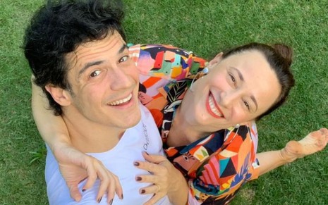 Mateus Solano e a mulher Paula Braun abraçados em selfie; ator postou beijão de língua no Instagram - REPRODUÇÃO/INSTAGRAM