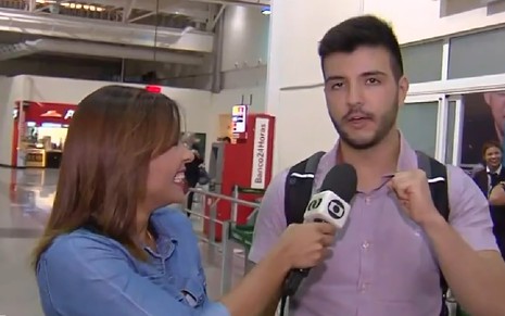 Jornalista Matheus Ribeiro e a repórter Terciane Fernandes no aeroporto de Goiânia